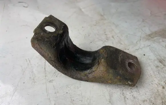 Chrysler 300 - 300C Sway bar bush bracket, front 