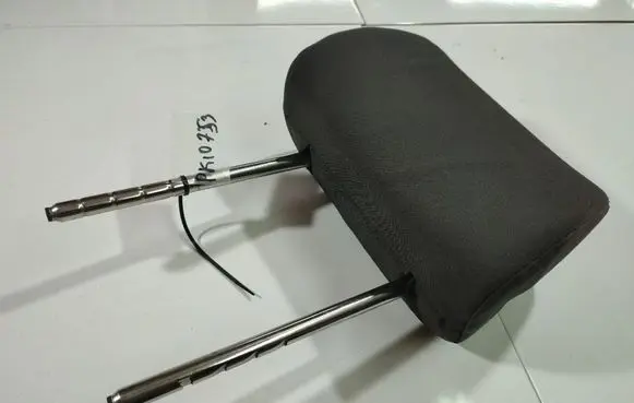 Volkswagen Golf V Front seat headrest 