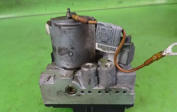 BMW 5 E39 ABS Pump 0130108061