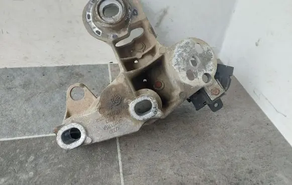 Audi A4 S4 B6 8E 8H Engine mounting bracket 8E0199352