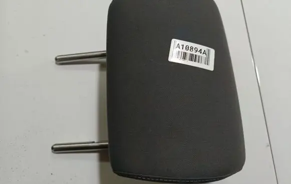 Volkswagen Golf V Front seat headrest 