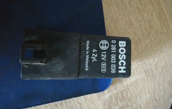 Volkswagen Golf V Glow plug pre-heat relay 038907281D