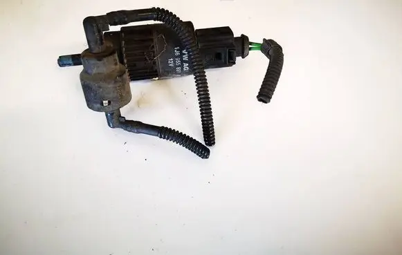 Volkswagen Golf IV Windscreen/windshield washer pump 1j6955651