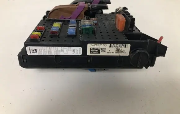Volvo XC90 Fuse module 28017881 30728512