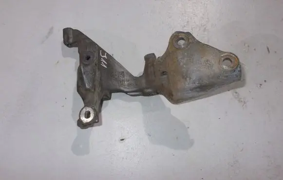 Nissan Qashqai Engine mounting bracket 147174072R