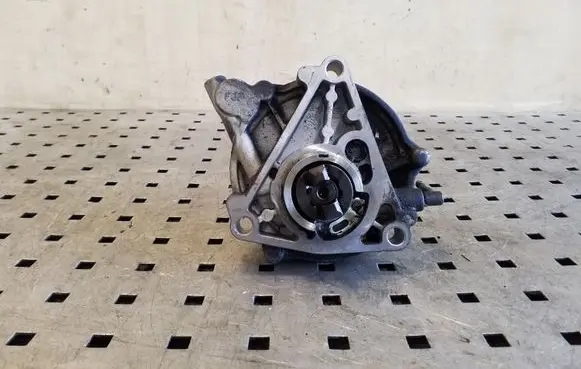Opel Astra H Vacuum pump 55205444