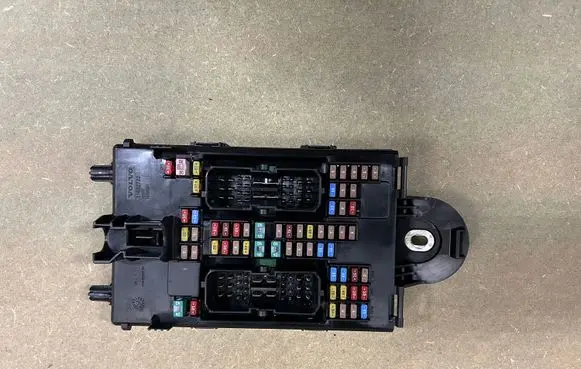 Volvo XC90 Fuse module 31682732 32142591