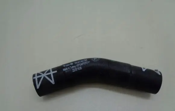 Volkswagen Touareg II Engine coolant pipe/hose 7P0815983