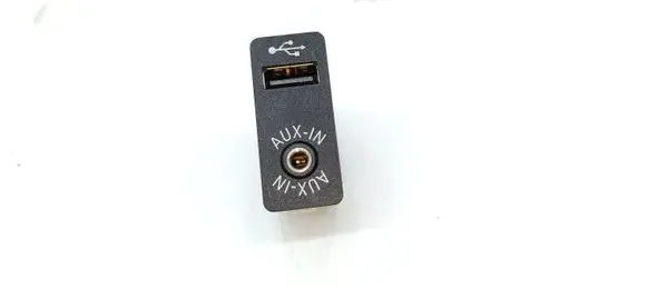 BMW X5 E70 USB socket connector 9237653