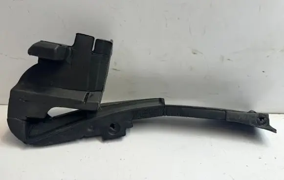 Porsche Macan (95B) Other engine bay part 95B823732A