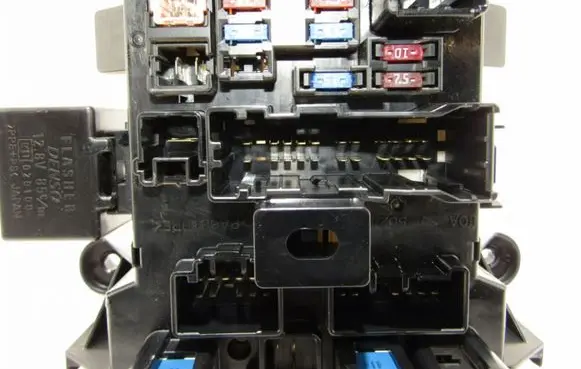 Suzuki Grand Vitara II Fuse module 3861084F21