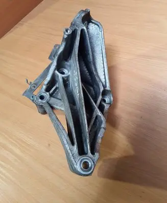 Volkswagen Touareg I Engine mounting bracket 070199307A