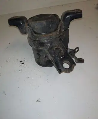 Toyota Corolla Verso E121 Engine mount bracket