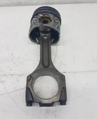 Hyundai Tucson JM Piston with connecting rod 686B