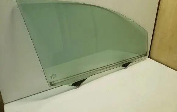 Honda CR-V Front door window glass four-door