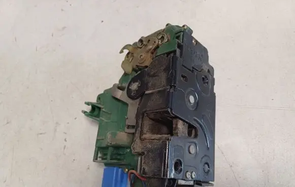 Seat Ibiza III (6L) Front door lock 3B1837016