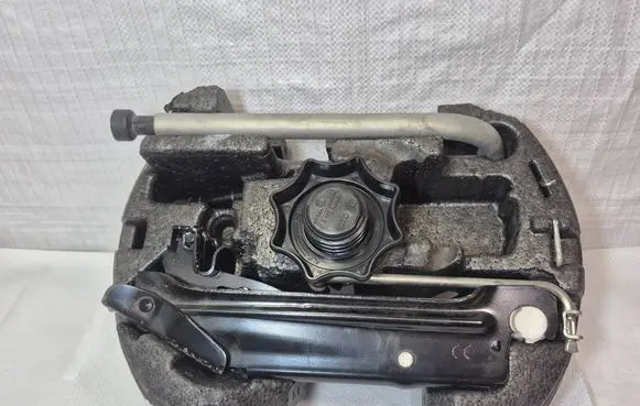 Skoda Yeti (5L) Spare wheel section trim 5L0012115D 1T0011031C