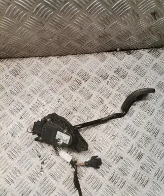 Volkswagen PASSAT B5 Accelerator throttle pedal 8d2721523