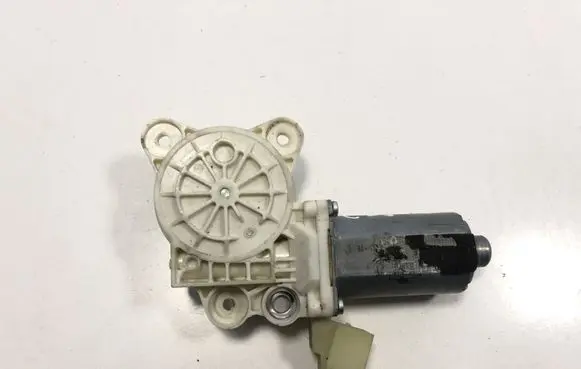 Mercedes-Benz CLS C219 Front door window regulator motor 0130821433