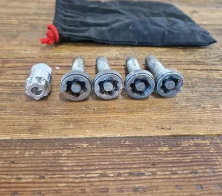 BMW 3 E46 Anti-theft wheel nuts and lock