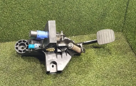 Opel Vivaro Clutch pedal 465038677R 93868409 81007095