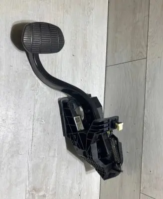 BMW X2 F39 Brake pedal 6856596