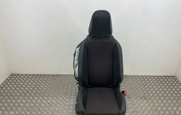 DS Automobiles 3 Crossback Front passenger seat 