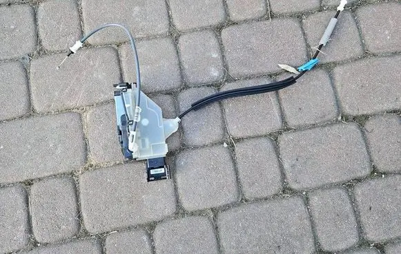 Citroen Berlingo Coupe door lock (next to the handle) PSA163433