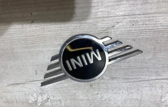 Manufacturer badge logo/emblem