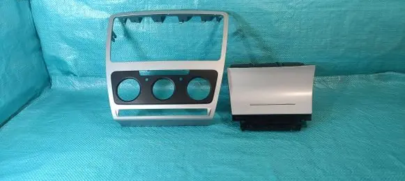 Skoda Octavia Mk2 (1Z) Car ashtray 1Z1857962B 1Z1863077A