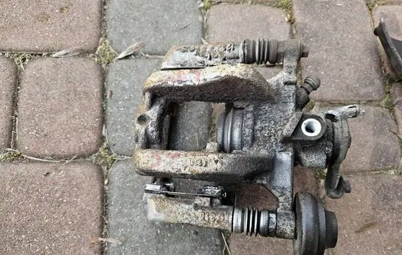Opel Zafira C Rear brake caliper 