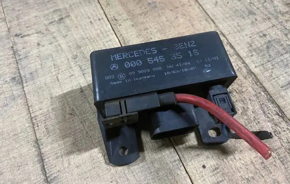 Mercedes-Benz E W211 Glow plug pre-heat relay A0005453516 0005453516