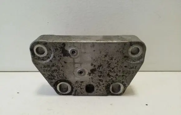 Engine mounting bracket