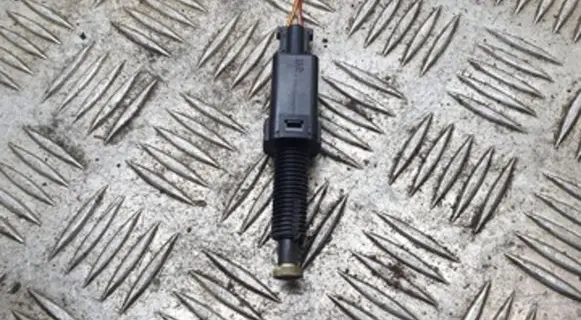 Volkswagen PASSAT B5 Brake pedal sensor switch 811907343B