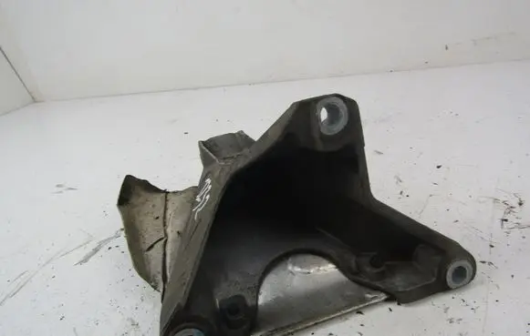 Audi A4 S4 B7 8E 8H Engine mounting bracket 8E0199308A