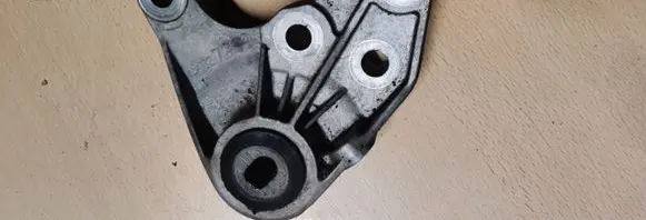 Chevrolet Malibu Engine mounting bracket 84027269