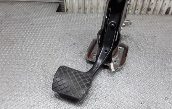 Volkswagen Tiguan Brake pedal 1K1723057AL
