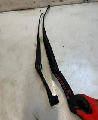 Hyundai i10 Front wiper blade arm 8989