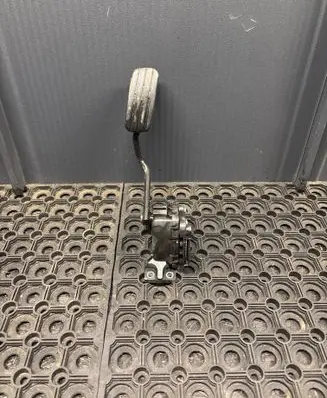Accelerator throttle pedal