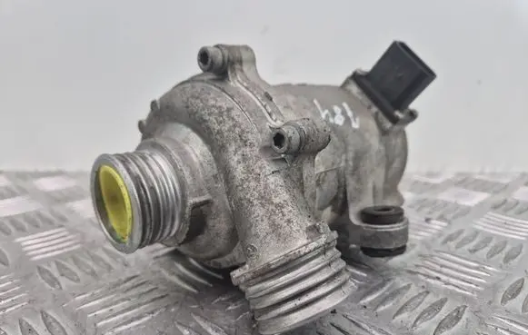 BMW 3 F30 F35 F31 Water pump 7597715