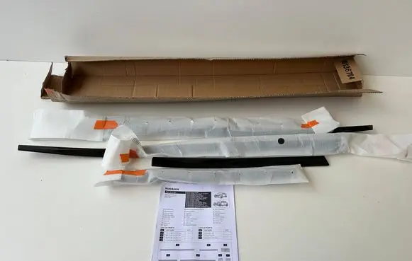 Nissan Juke I F15 Front door trim (molding) KE760-1KA00BK