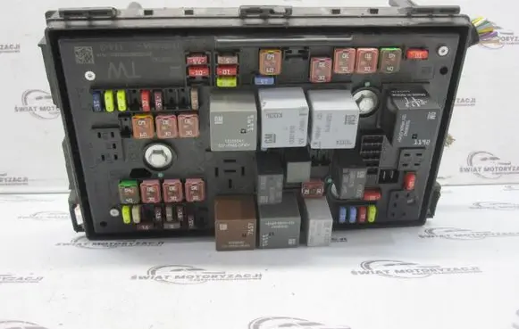 Opel Astra J Fuse box set 13368639