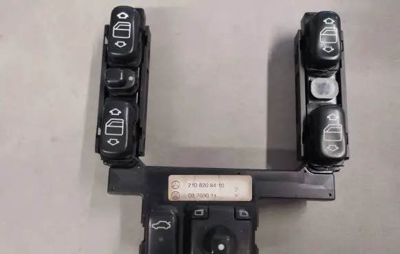 Mercedes-Benz E W210 Electric window control switch 2108208410 03750011