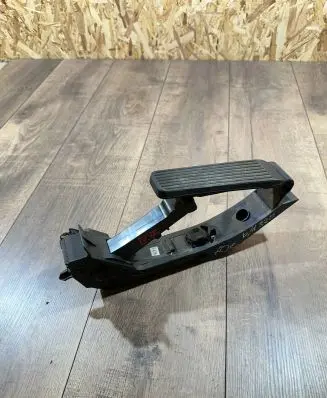 Mercedes-Benz E W210 Accelerator throttle pedal A2203000004