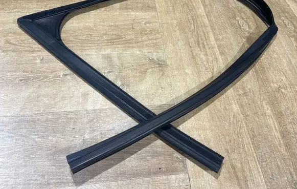 Jaguar F-Pace Rubber seal front door window/glass HK8321597A