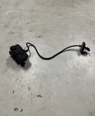 Volkswagen PASSAT B7 Fuel tank cap lock 5C6810773B 001914