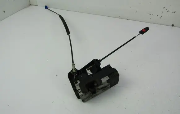 Opel Astra G Front door lock 24414117