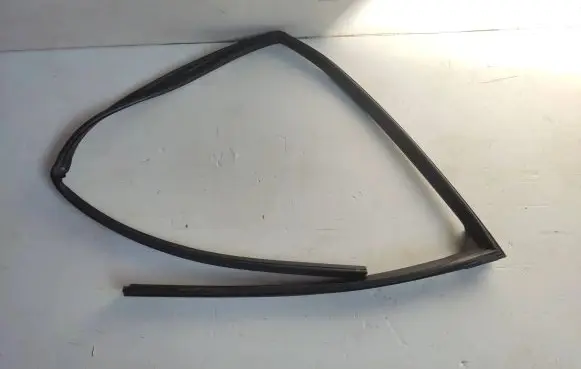 KIA Soul Rubber seal front coupe door window 