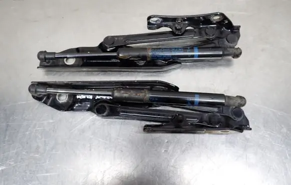 Infiniti M Tailgate/trunk/boot hinge
