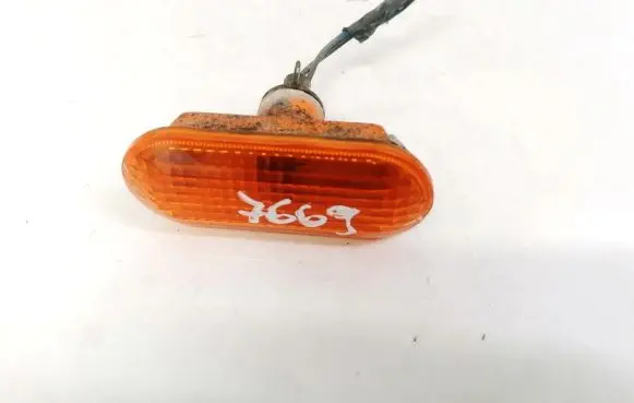 Ford Focus C-MAX Front fender indicator light 2S6A13K354A 2S6A-13K354A